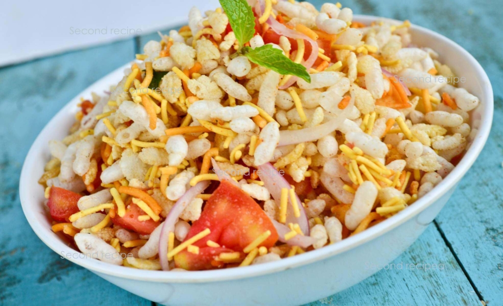 Bhelpuri is found in abundance in Maharashtra. It is made of puffed rice, vegetables and a tamarind sauce for a tangy taste. Bhelpuri can also be made by sprinkling the puffed rice mixture with chunks of diced raw sweet mango.