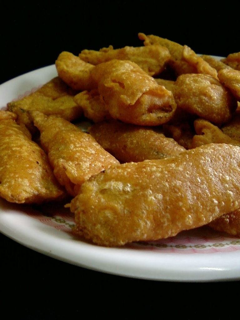 ratikaya Bajji is a deep fried fritters in Andhra Pradesh.Also known as the raw banana bajji ,it is stuffed with onions,green chillies and coriander leaves with a dash of lemon juice sprinked.