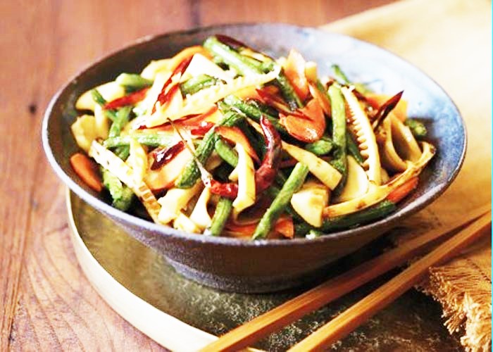 Chakhwi is stir fried chopped bamboo shoots and sliced pork. It has the perfect amount of smokiness and lusciousness.Other ingredients are green papaya, green chillies, ginger paste, turmeric powder and fresh lime leaves.