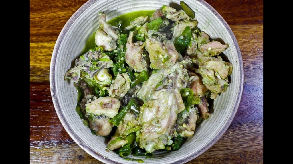 Do’o Kappa is a Chicken with grated onions, ginger and turmeric. Add a bit of soda powder and salt and fry in vegetable oil. Garnish it with cream and onion leaves.