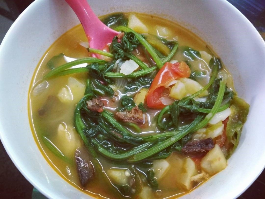Kangsoi is a vegetable stew. It consists of seasonal vegetables that are boiled and flavoured with sliced onions, cloves, salt, garlic and a bit of ginger. The stew is served with rice or fish and is supposed to be consumed hot.