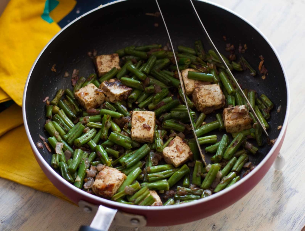 Kasoi Mwkhwi is basically a bean and fish dish. Chopped onions, green beans and a few pieces of tofu make this a true Tripurian delicacy. Tripurians use the famous khundrupui leaves to add the extended flavour to their delicacy.