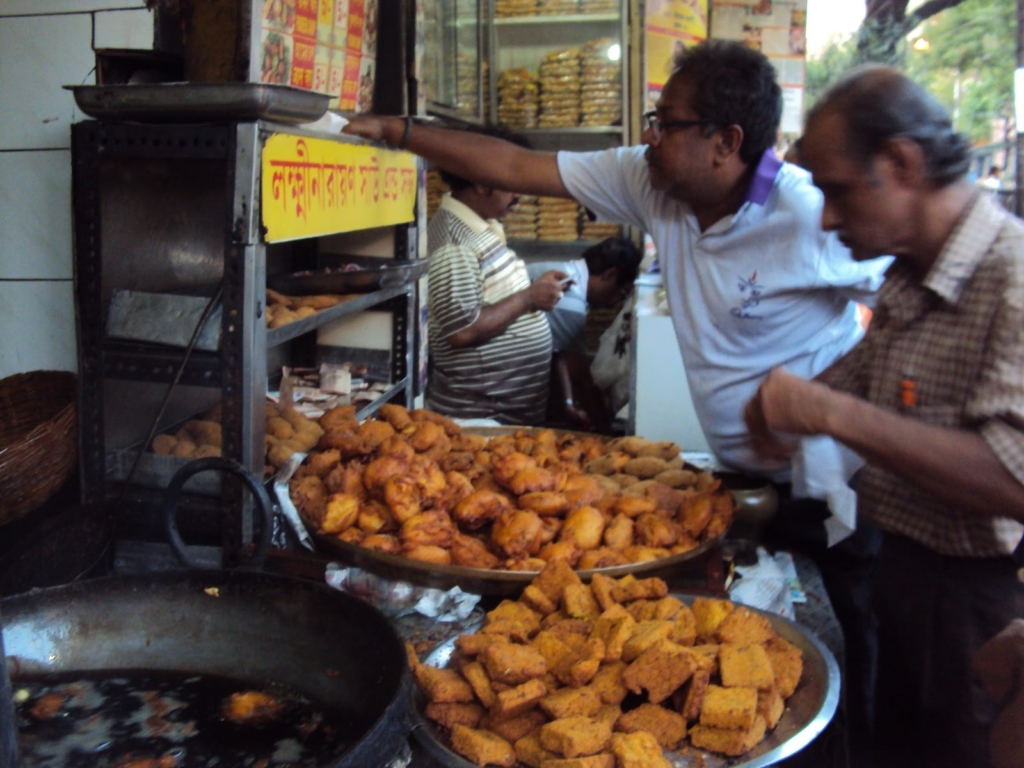 Telebhaja are smoking hot delights that are made with besan batter, eggplant, onions and potatoes and are best served with masala tea.Telebhaja also refers to pakoras deep fried in oil.