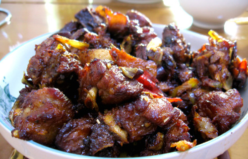 Vawksa Rep is made pork, which is flavoured with some delicious herbs. The pork is smoked and cut into cubes that are soft and made just right to taste.